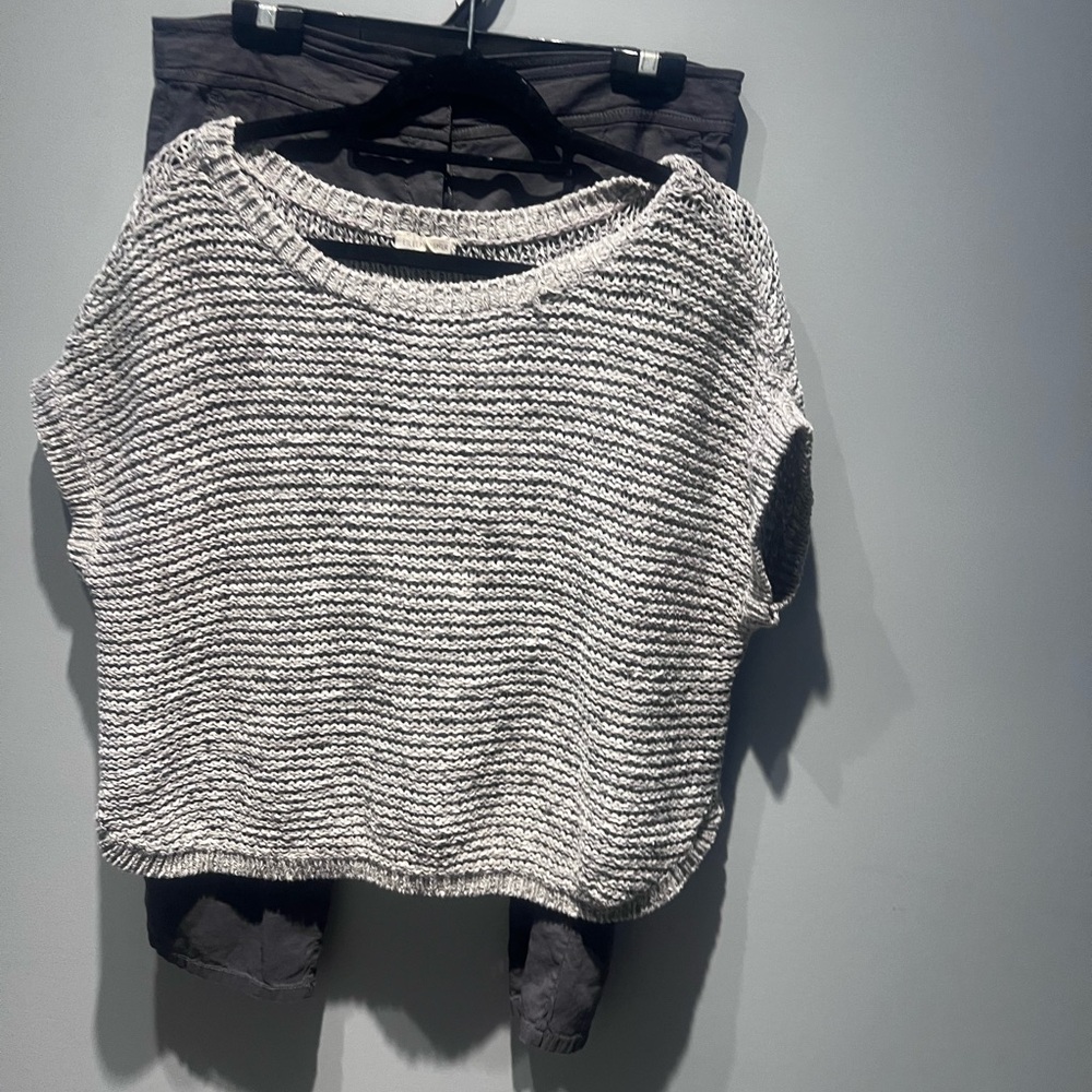 Eileen Fisher Gray Knit Short Sleeve Sweater & Eileen Fisher Linen blend Capris